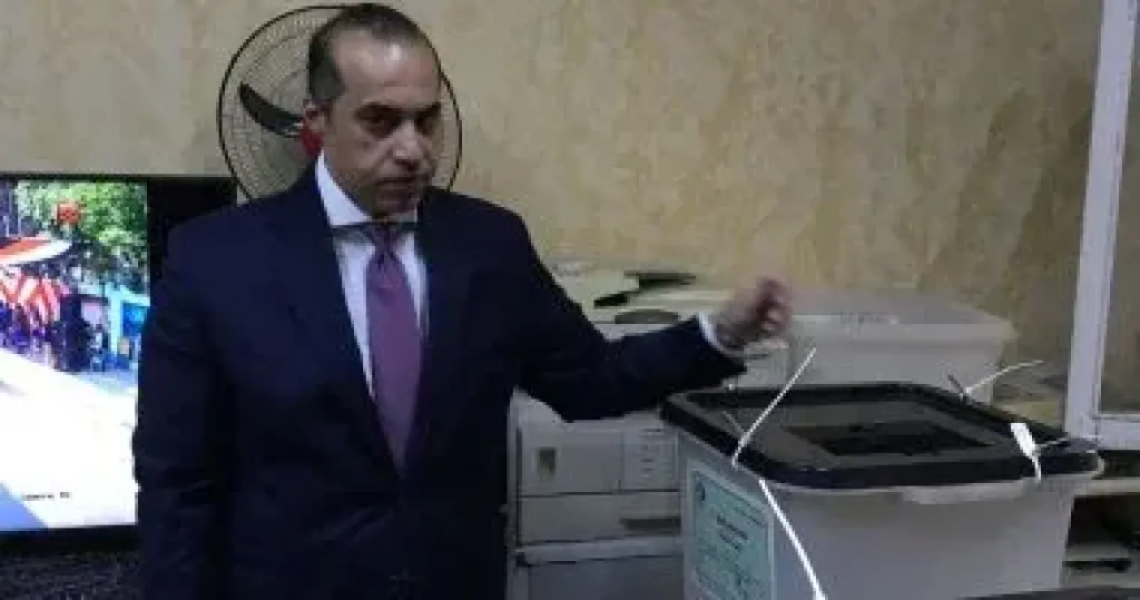 المستشار محمود فوزي وزير الشؤون النيابية يدلي بصوتة في انتخابات الشيوخ