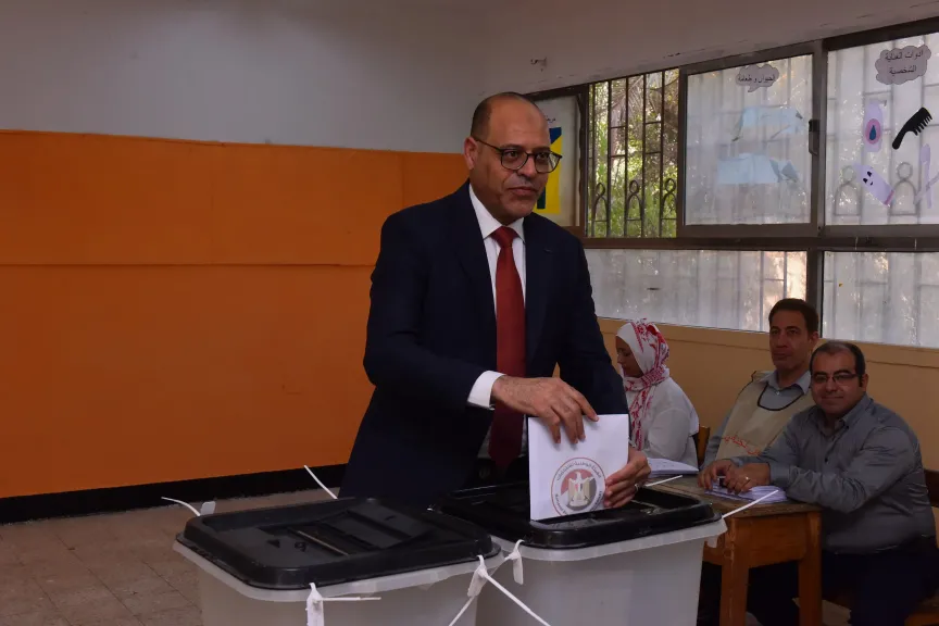 وزير العمل يُدلي بصوته في انتخابات مجلس الشيوخ بالتجمع الخامس