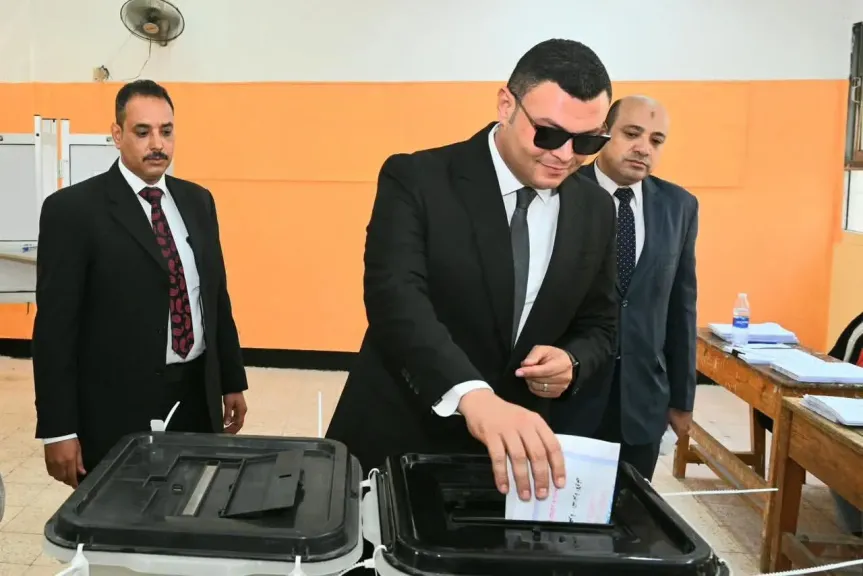 وزير الإسكان يدلي بصوته بانتخابات مجلس الشيوخ