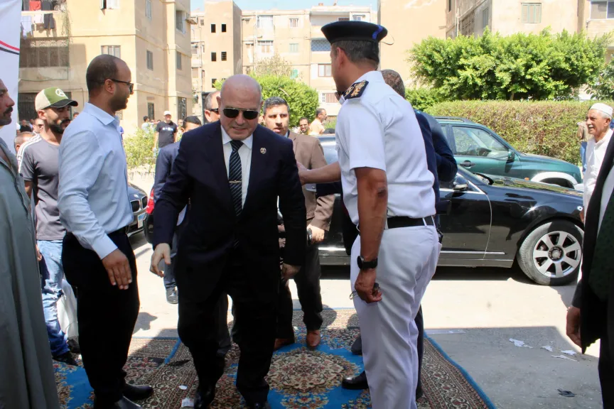رئيس هيئة النيابة الإدارية يدلي بصوتة في انتخابات الشيوخ
