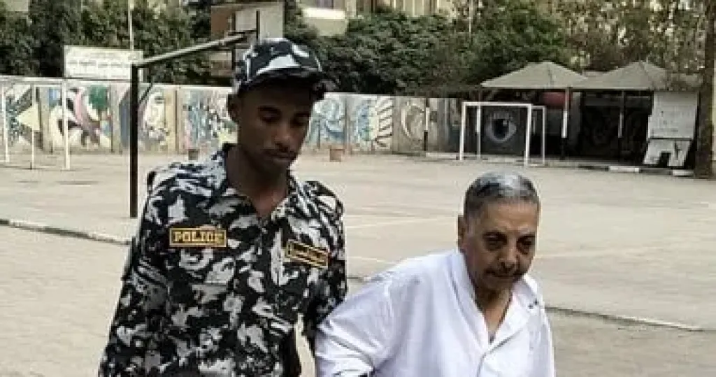 الشرطة تساعد ”كبار السن” بأنتخابات مجلس الشيوخ