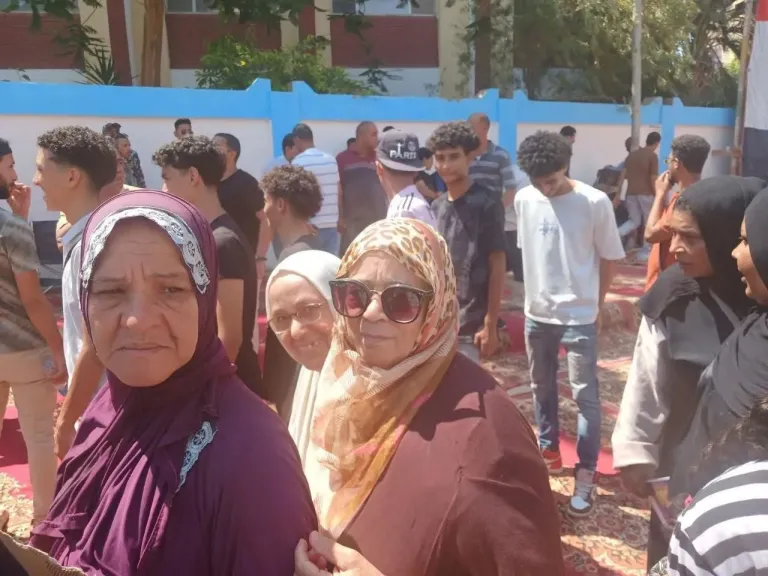 استمرار توافد الناخبين على صناديق الاقتراع بانتخابات مجلس الشيوخ في محافظة السويس