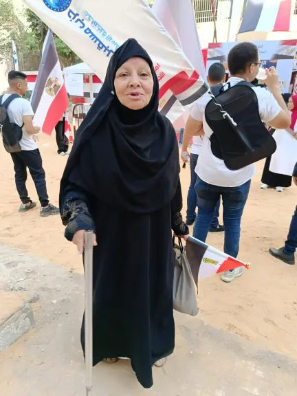 متكئة على عكاز.. عجوز تصر على التصويت في انتخابات الشيوخ بالإسكندرية