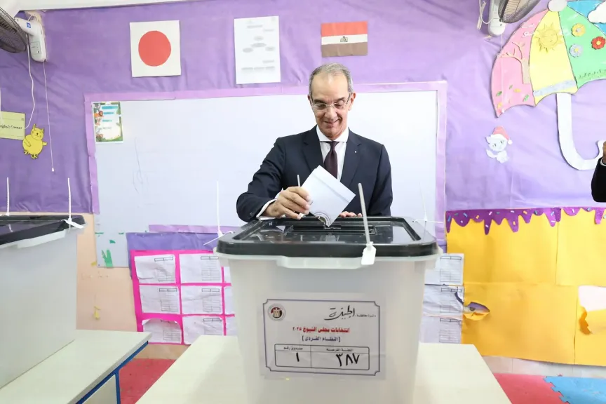وزير الاتصالات وتكنولوجيا المعلومات يُدلي بصوته في انتخابات مجلس الشيوخ