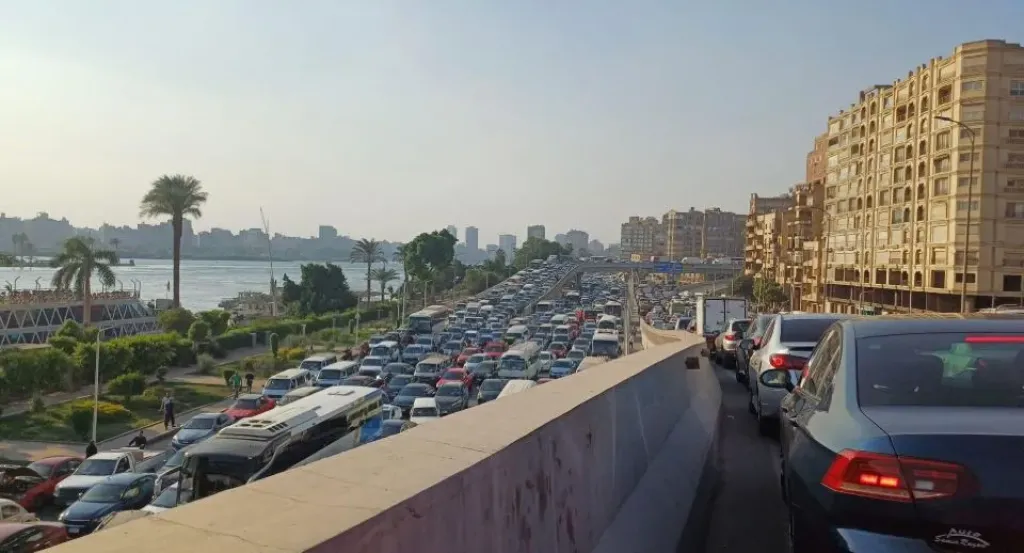 بالتزامن مع انتخابات الشيوخ.. شلل مروري يضرب شارع البحر الأعظم ومطالبات بالتدخل المروري