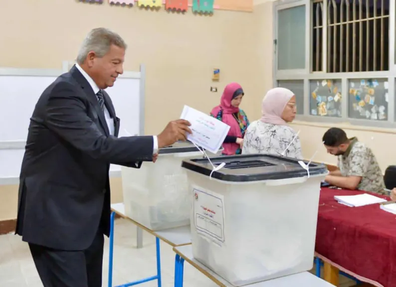 رئيس الأعلى للإعلام يدلي بصوته في انتخابات الشيوخ.. ويؤكد: المشاركة واجب وطني وحق دستوري