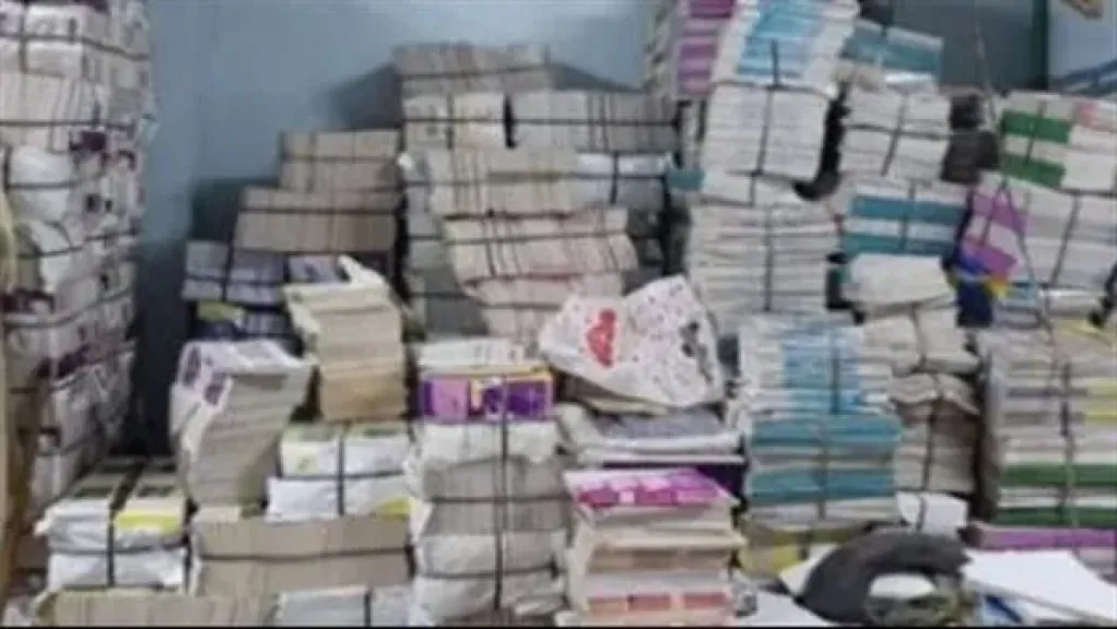 ضبط مدير مكتبة غير مرخصة بالقليوبية وبحوزته أكثر من 50 ألف نسخة كتاب دراسي بدون تصريح