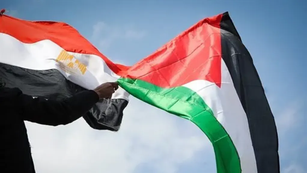 الرئيس محمود عباس يشيد بمواقف مصر القوية في رفض تهجير الشعب الفلسطيني