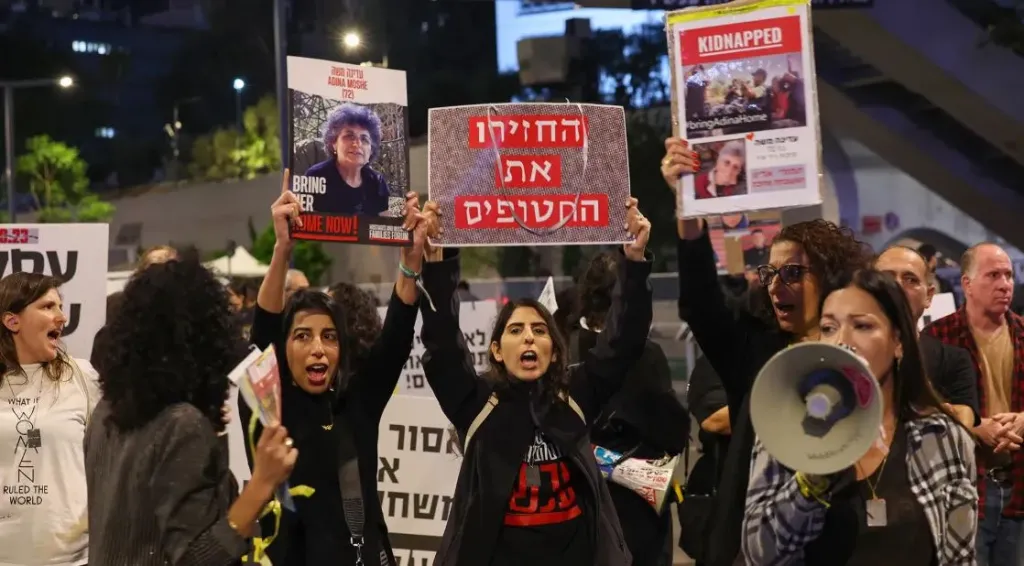 أمهات أسرى يهددن بملاحقة نتنياهو إذا احتل غزة وقُتل أبناؤهن