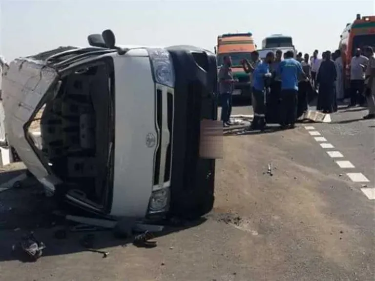 إصابة 10 أشخاص إثر انقلاب ميكروباص بأسوان