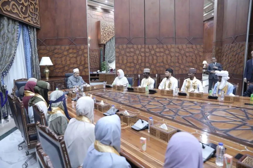 شيخ الأزهر لطلاب مدرسة الإمام الطيب: أنتم بمنزلة أحفادي وحفيداتي.. ومكتبي مفتوح لكم دائما