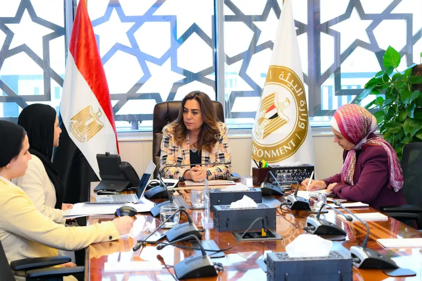 عوض تستعرض ملفًا حول المشروعات التي تنفذها وزارة البيئة من خلال مرفق البيئة العالمية