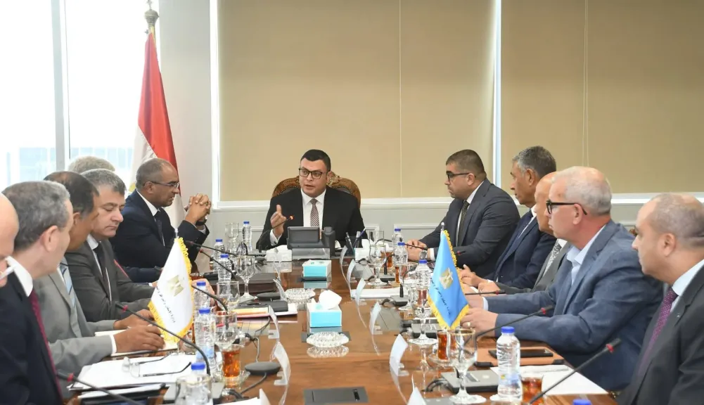 وزير الإسكان يتابع موقف التغذية الكهربائية لمحطات مياه الشرب والصرف الصحي بالمدن الجديدة والمحافظات