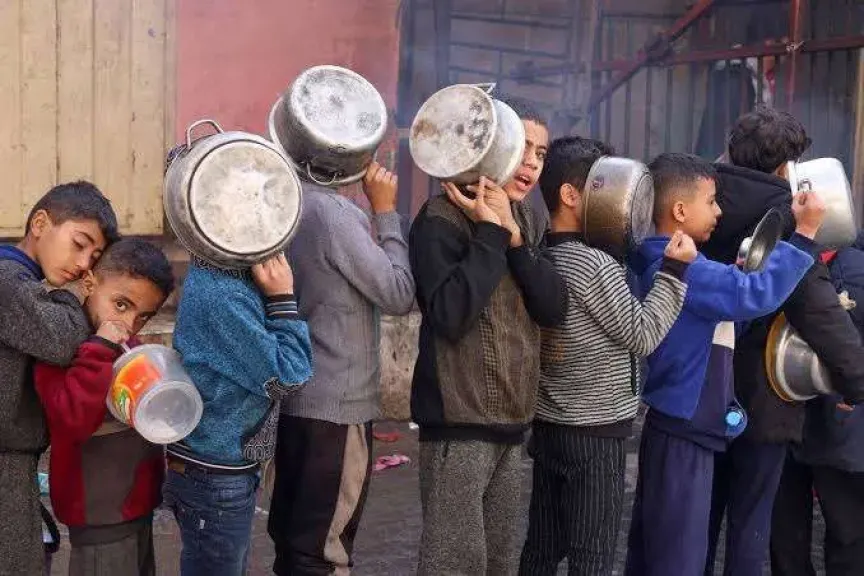 الأمم المتحدة تدين استهداف الصحفيين داخل قطاع غزة .. ونتنياهو يتوعد صحيفة ”نيويورك تايمز” لنشرها صورة لطفل فلسطيني يعاني المجاعة