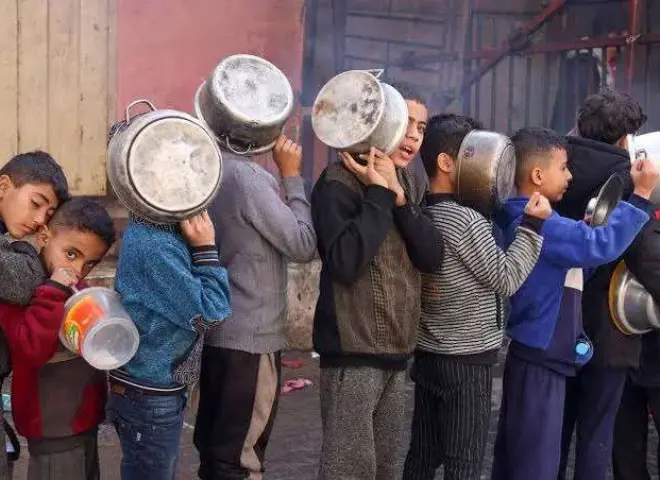 الأمم المتحدة تدين استهداف الصحفيين داخل قطاع غزة .. ونتنياهو يتوعد صحيفة ”نيويورك تايمز” لنشرها صورة لطفل فلسطيني يعاني المجاعة