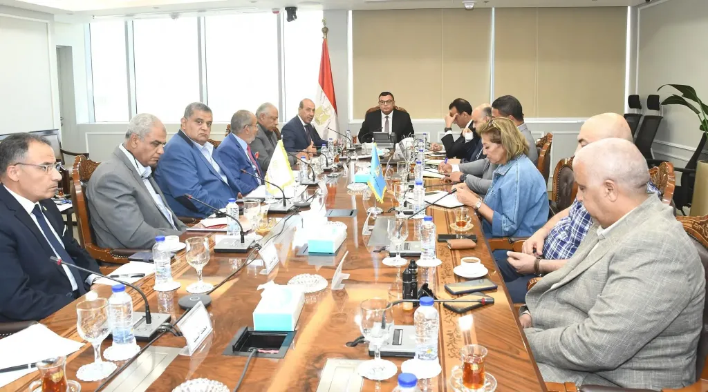 وزير الإسكان يعقد اجتماعًا مع الشركات المنفذة لمشروع حدائق تلال الفسطاط