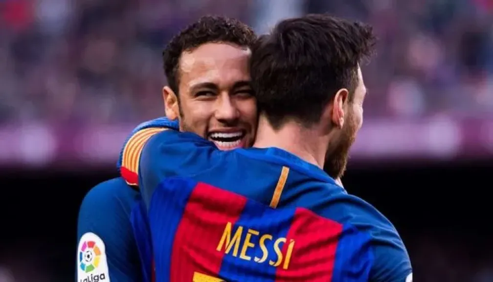 تحمل صورة ميسي.. هدية غريبة لنيمار (فيديو)