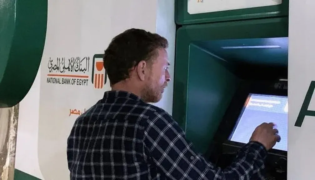 قرارات جديدة للبنك الأهلي المصري.. 10 آلاف دولار للمسافر ورفع سقف الإيداع عبر ATM