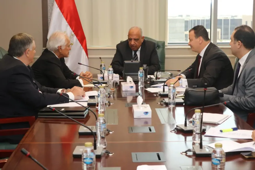 وزير الكهرباء يلتقي رئيس «كوبولوزيس اليونانية» لبحث مستجدات مشروع الربط الكهربائي