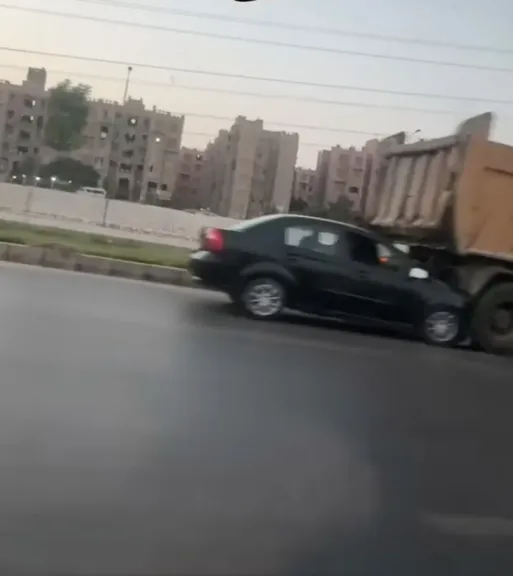 فحص فيديو مطاردة 3 سيارات لفتاة على طريق الواحات