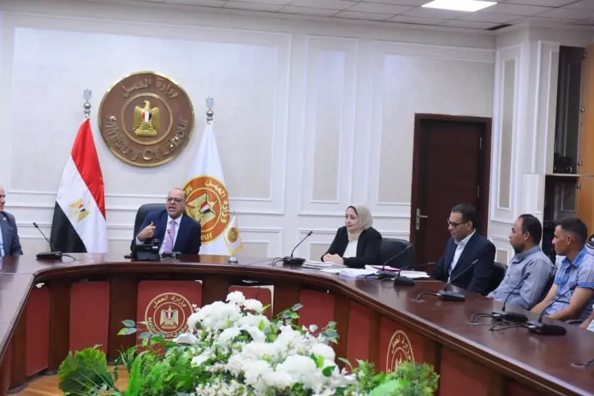 وزير العمل يُسلم 93 عقد عمل لكوادر مصرية للعمل في البوسنة والإمارات والأردن