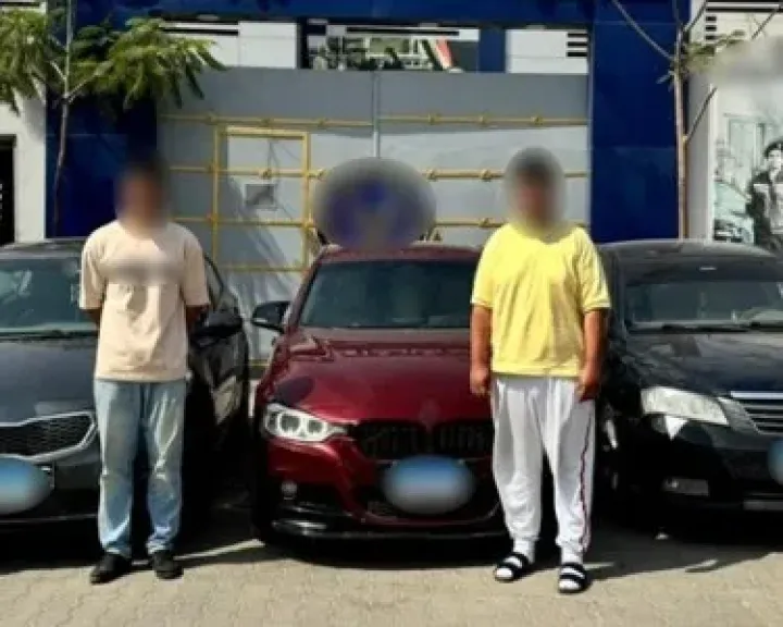 الداخلية تكشف تفاصيل مطاردة 3 سيارات لفتاتين على طريق الواحات
