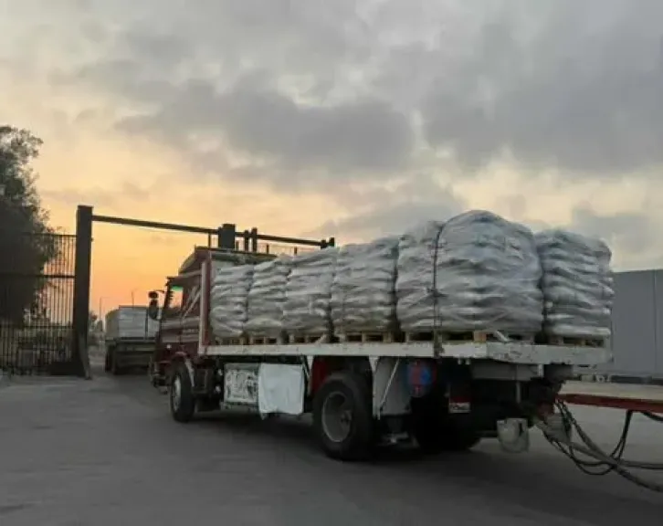 مرور 140 شاحنة مساعدات من رفح إلى كرم أبو سالم في طريقها لقطاع غزة