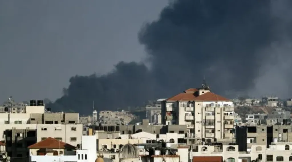 مستشار رئيس فلسطين: مصر تبذل جهدا خارقا لوقف إطلاق النار في غزة