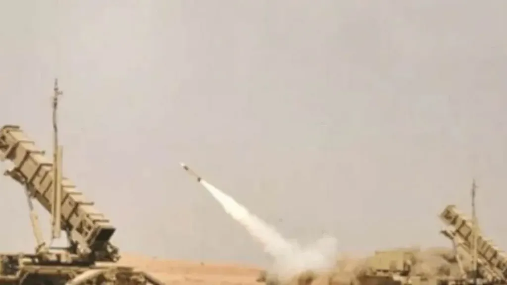 الحوثيون: استهداف مطار بن جوريون بإسرائيل بصاروخ باليستي فرط صوتي