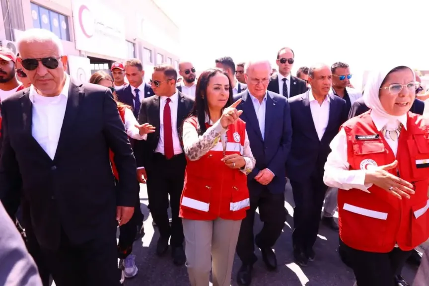 وزيرا التضامن والخارجية يصطحبان رئيس الوزراء الفلسطيني في زيارة للهلال الأحمر المصري بالعريش