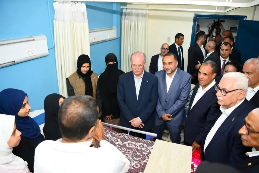 وزير الخارجية يرافق رئيس الوزراء الفلسطيني لزيارة الجرحى الفلسطينيين بمستشفى العريش العام
