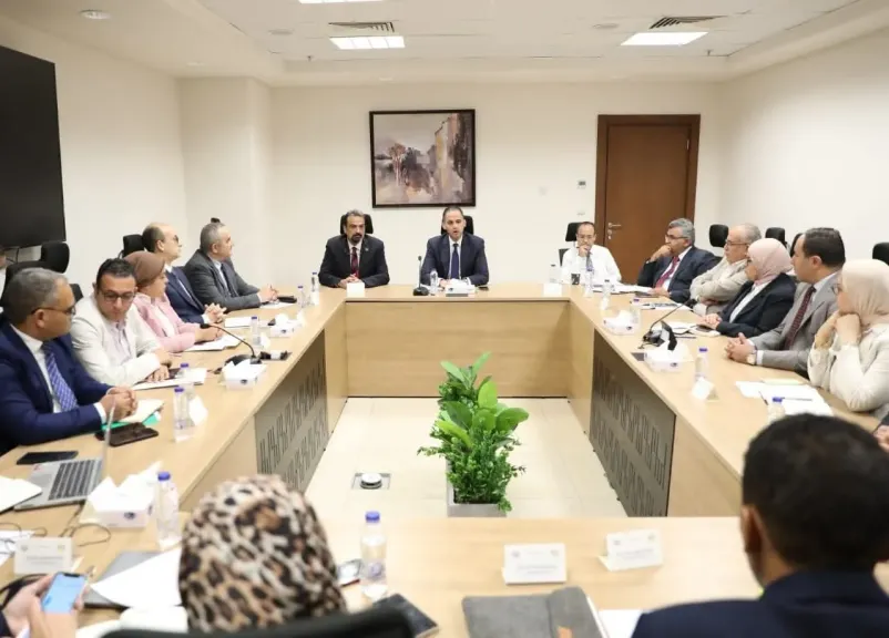 نائب وزير الصحة يترأس اجتماعًا لتطوير آليات تطبيق معايير السلامة والصحة المهنية