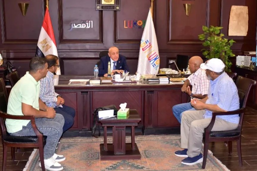 محافظ الأقصر يلتقي وفد أهالي المدامود ويعلن زيارة ميدانية عاجلة للقرية