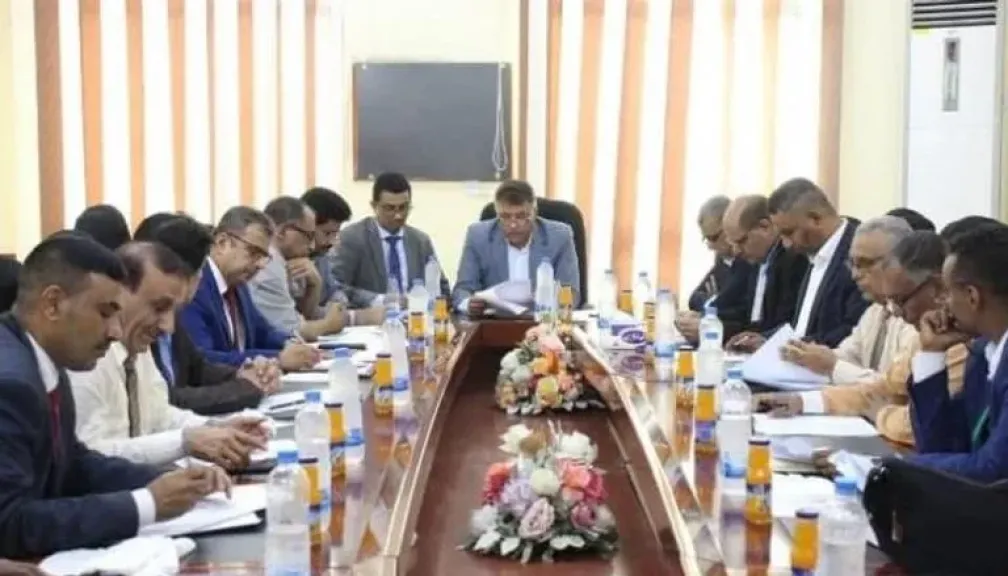 اليمن يقطع شرايين تمويل الحوثي.. حظر وتجميد أموال 398 فردا وكيانا