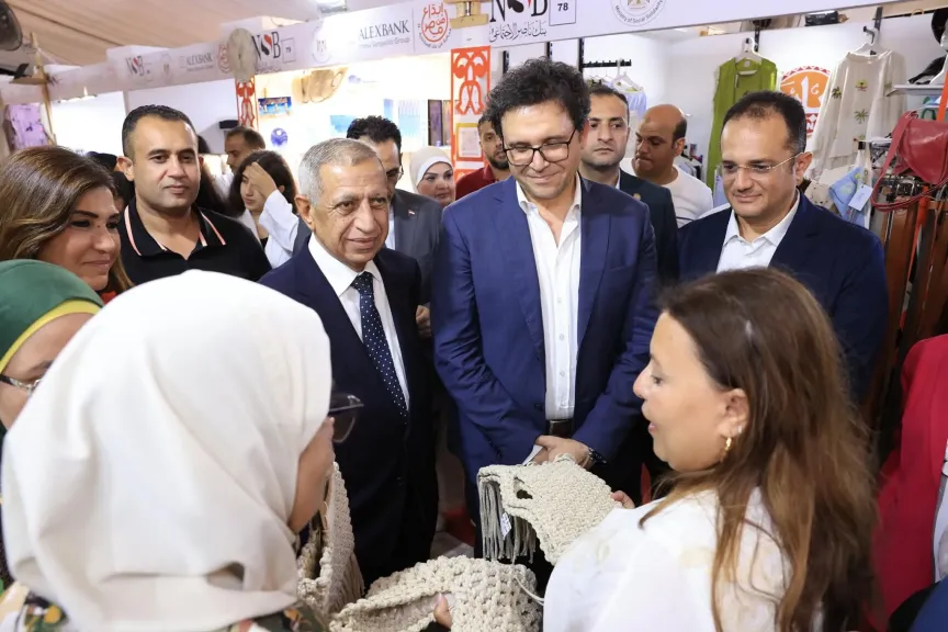 وزير الثقافة يتفقد معرض ديارنا للحرف التراثية ويشيد بمهارة الحرفيين المصريين