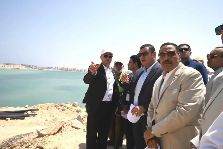 وزير الإسكان ومحافظ مطروح يتفقدان مشروع إحلال وتجديد كوبري روميل