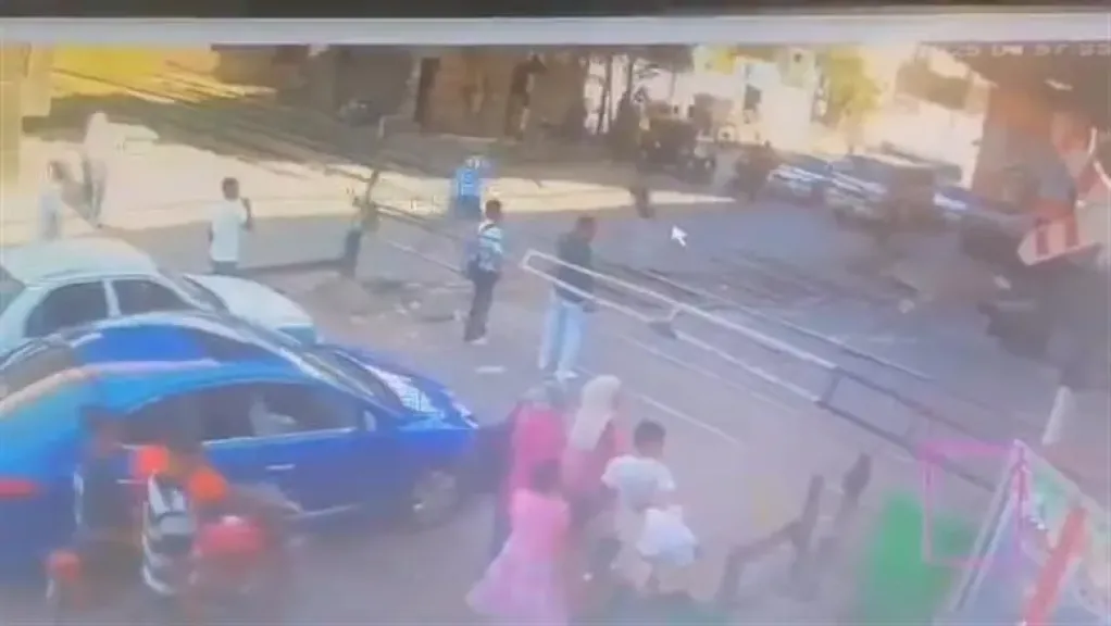 أول تعليق من عامل مزلقان أنقذ حياة شاب من ”موت محقق” وإشادة واسعة من المواطنين