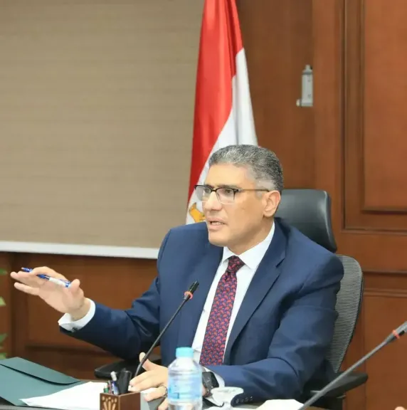 محافظ الجيزة يعقد اللقاء الأسبوعي لبحث شكاوى المواطنين بأحياء العجوزة والعمرانية ومركز أوسيم