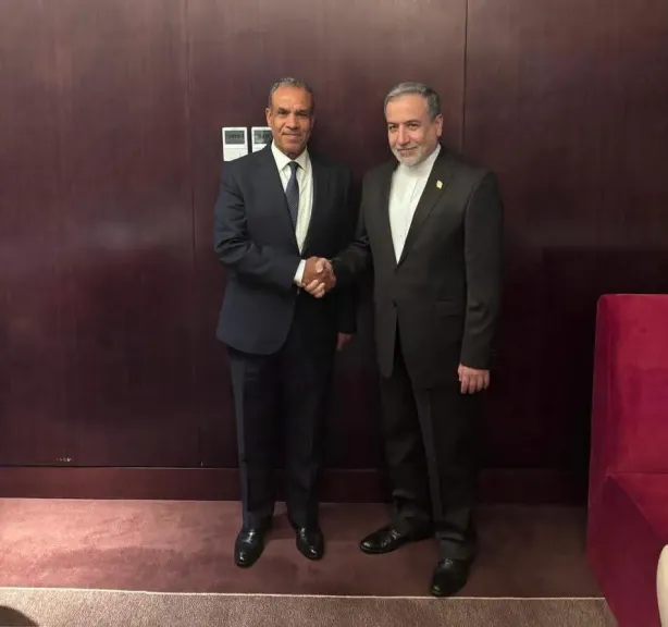 وزير الخارجية والهجرة يلتقي نظيره الإيراني