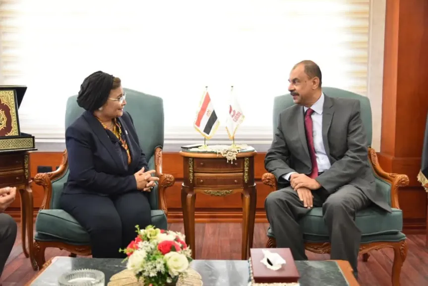 نائب وزير الصحة تبحث مع محافظ سوهاج ملفات الصحة والسكان