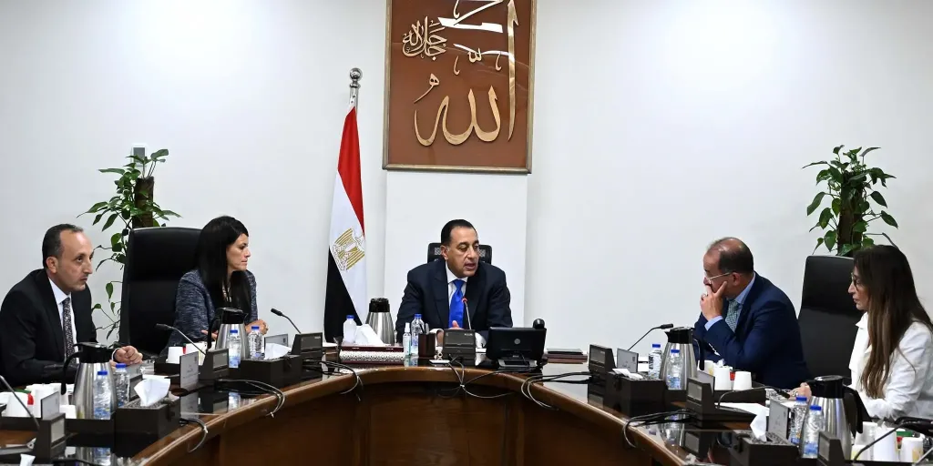 رئيس الوزراء يناقش زيادة الاعتمادات المالية المخصصة لصيانة المنشآت الحكومية