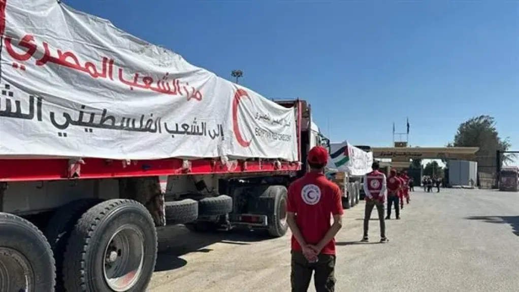 زاد العزة.. قافلة المساعدات الإنسانية الـ24 تدخل إلى الفلسطينيين بقطاع غزة