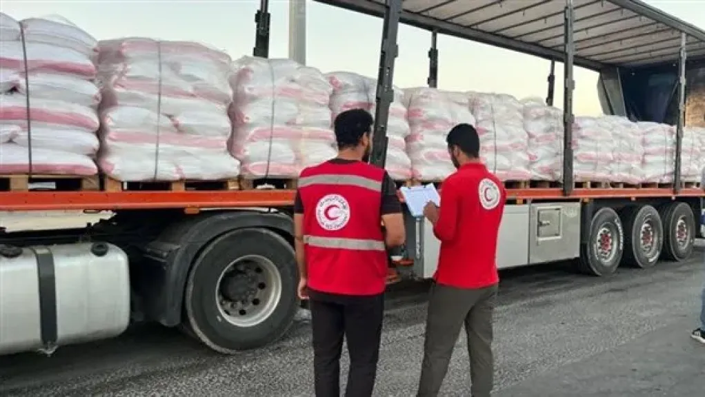 الهلال الأحمر: أكثر من 1500 طن مساعدات إغاثية في قافلة «زاد العزة» الـ 24 إلى غزة