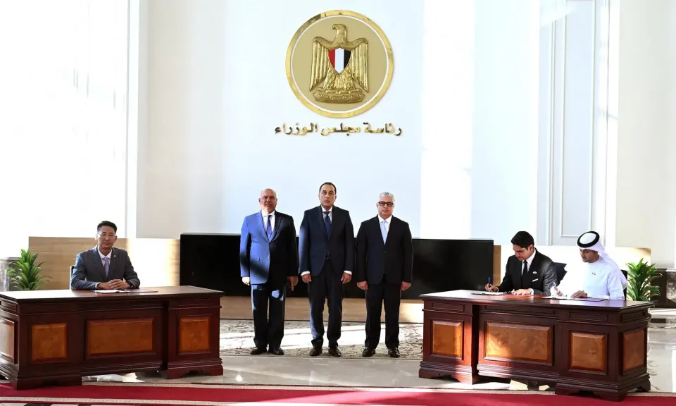 باستثمارات 220 مليون دولار.. رئيس الوزراء يشهد توقيع عقد مجمع صناعي لإنتاج الخلايا والألواح الشمسية