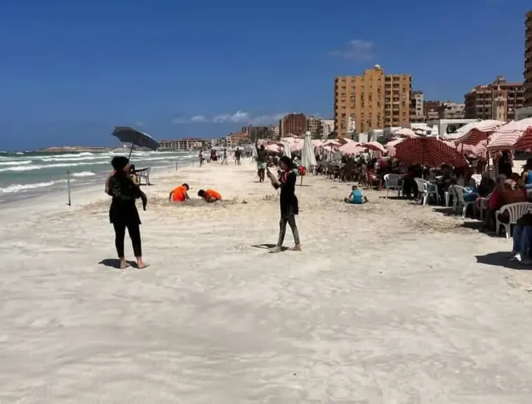 إقبال المصطافين بعد إعادة فتح بعض شواطئ الإسكندرية.. واستمرار رفع الرايات الحمراء على القطاع الغربي