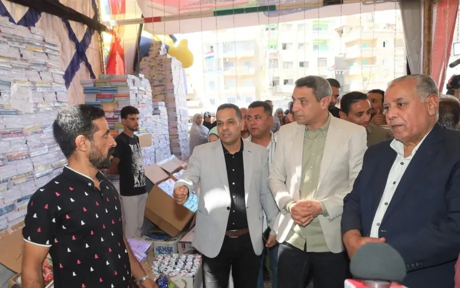 محافظ السويس ورئيس الغرفة يفتتحان معرض اهلاً مدارس