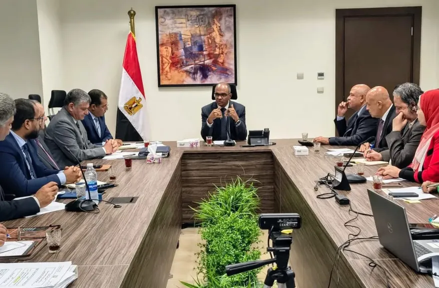 نائب وزير الإسكان يعقد اجتماعًا لمناقشة الاستفادة القصوي من إنتاج مجمع محطات تحلية المياه