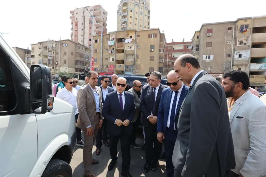 محافظ كفر الشيخ يتفقد السيارات الخدميه المشاركه فى معرض اهلًا مدارس