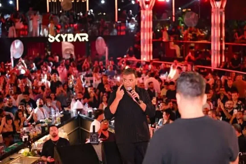 رامي صبري يواصل تألقه في العلمين الجديدة بحفل كامل العدد