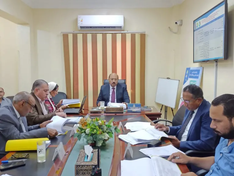 رئيس مياه القناة يستعرض الموقف التنفيذى لعدد من مشروعات مياه الشرب والصرف الصحى